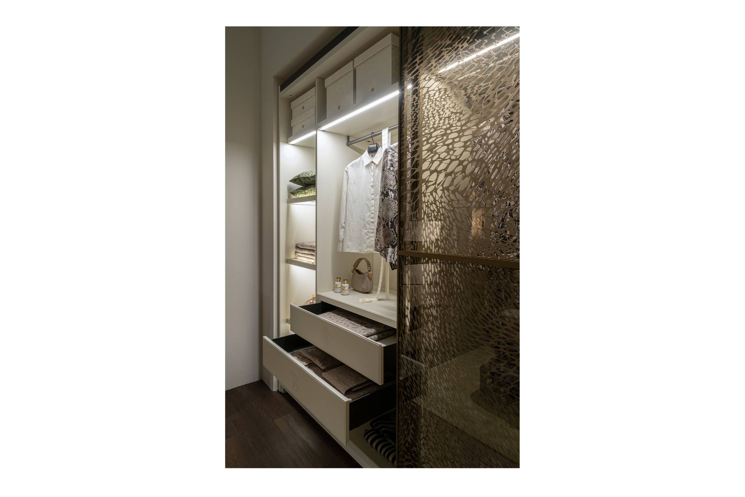 RCHI_ALCOBA_wardrobe_2026_01e.jpg